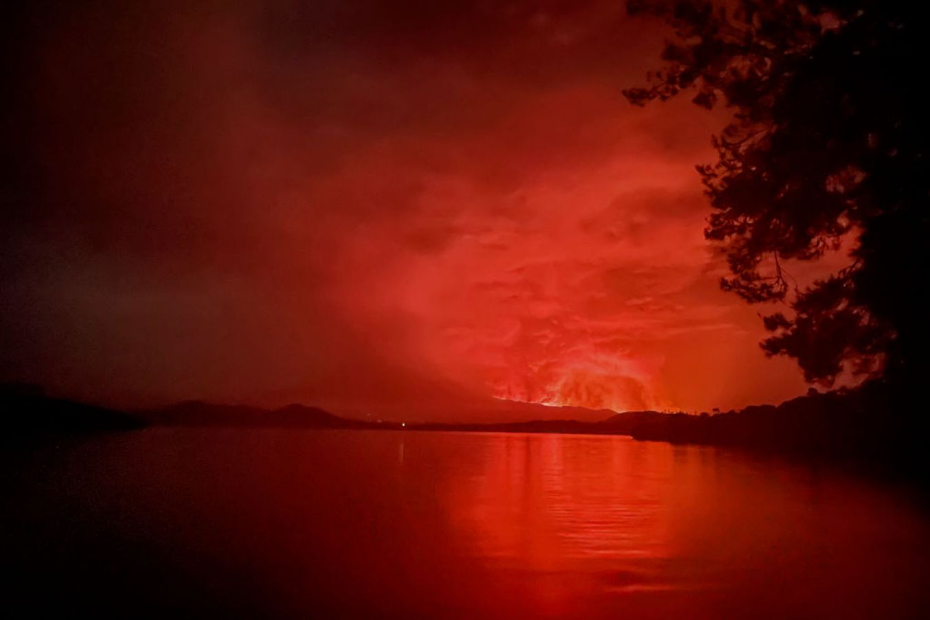 Lake Kivu In The East Of The Democratic Republic Of Congo As Flames Spew From The Nyiragongo Volcano. Photo: Alex Miles/Afp Via Getty Images