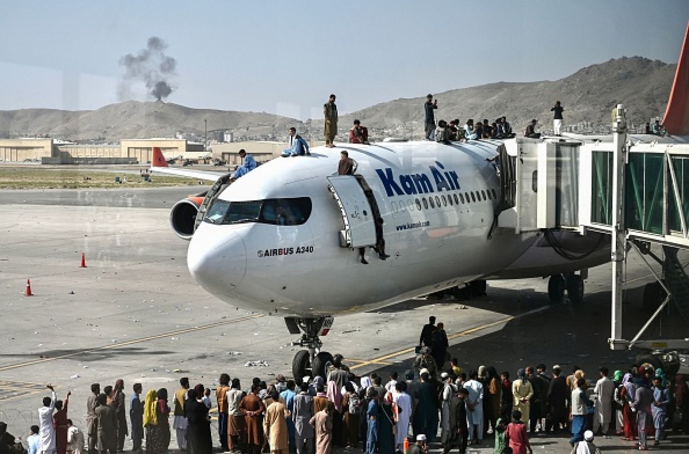 Afghan People Climb Atop A Plane As They Wait At The Kabul Airport In Kabul. Photo: Wakil Kohsar/Afp Via Getty Images