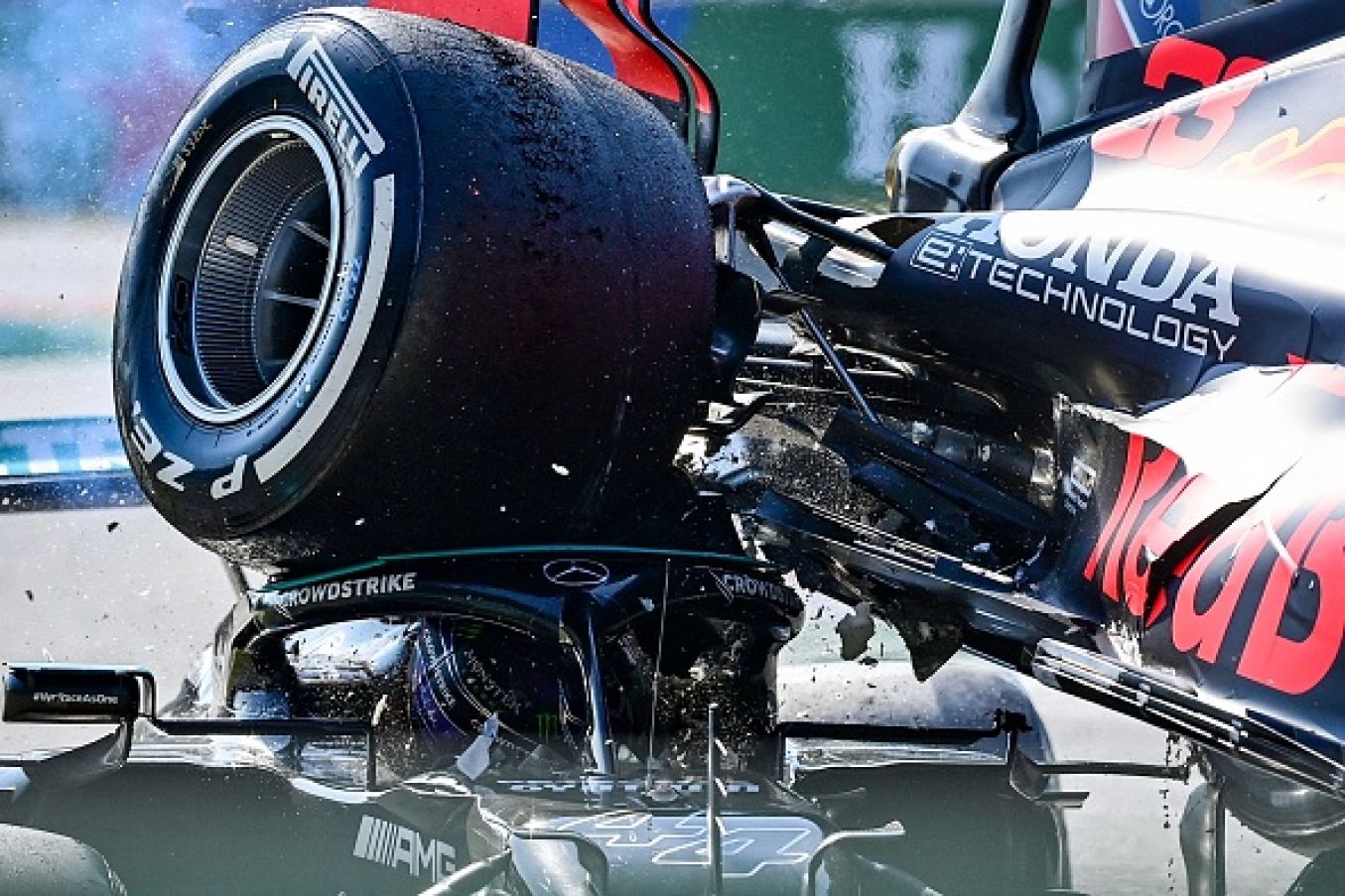 Mercedes' British Driver Lewis Hamilton (L) And Red Bull's Dutch Driver Max Verstappen Collide During The Italian Grand Prix . Photo: Andrej Isakovic/Afp Via Getty Images
