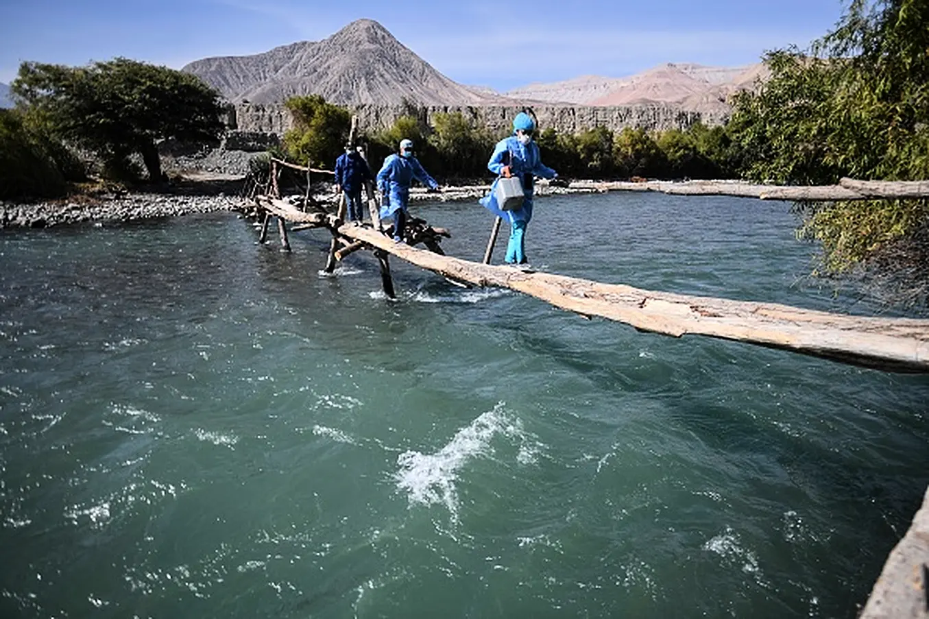 Health Workers Cross The Camana River To Inoculate Elderly Citizens With Doses Of The Pfizer-Biontech Vaccine Against Covid-19, In Southern Peru. Photo:  Diego Ramos / Afp Via Getty Images)