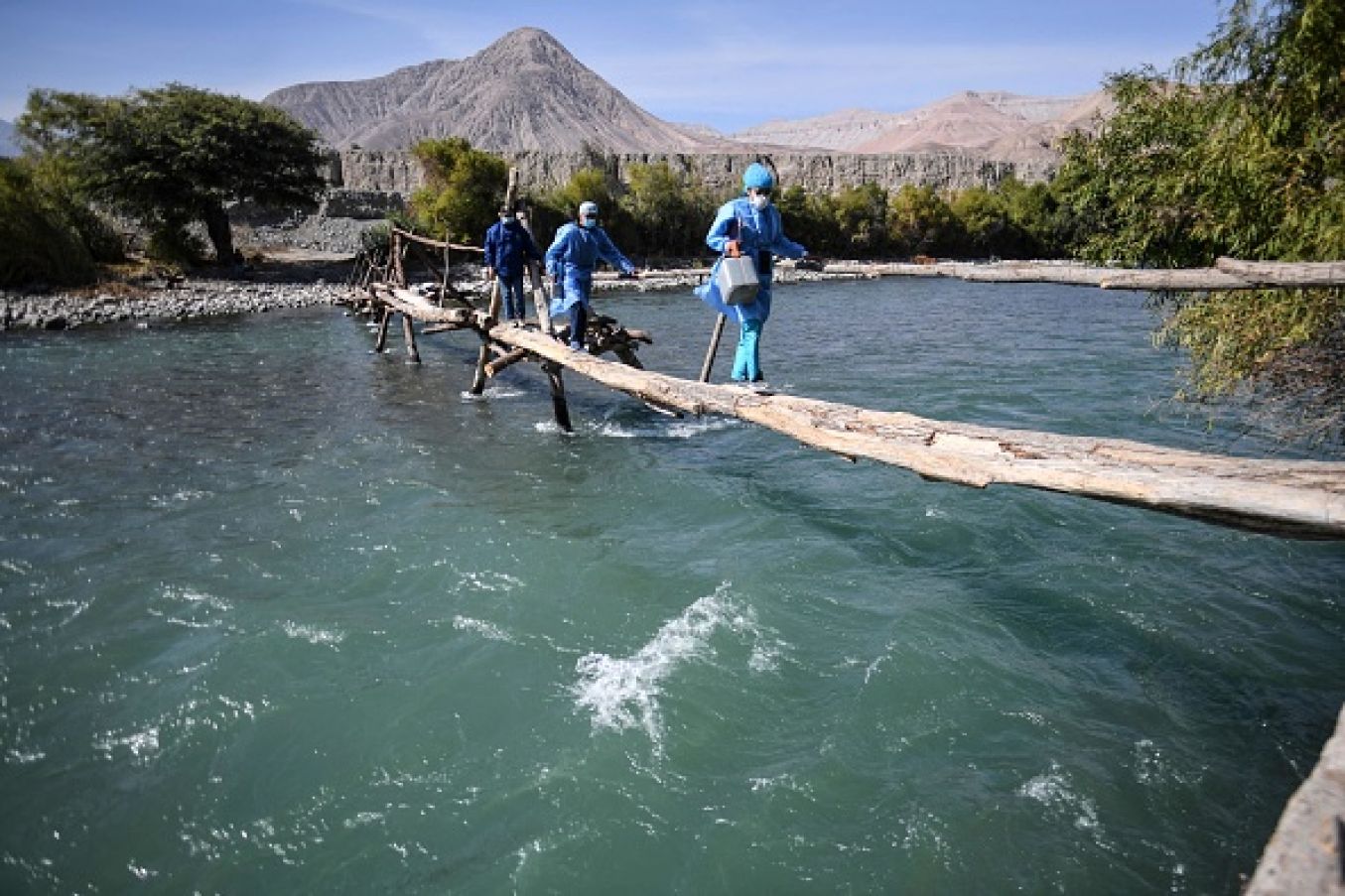 Health Workers Cross The Camana River To Inoculate Elderly Citizens With Doses Of The Pfizer-Biontech Vaccine Against Covid-19, In Southern Peru. Photo:  Diego Ramos / Afp Via Getty Images)