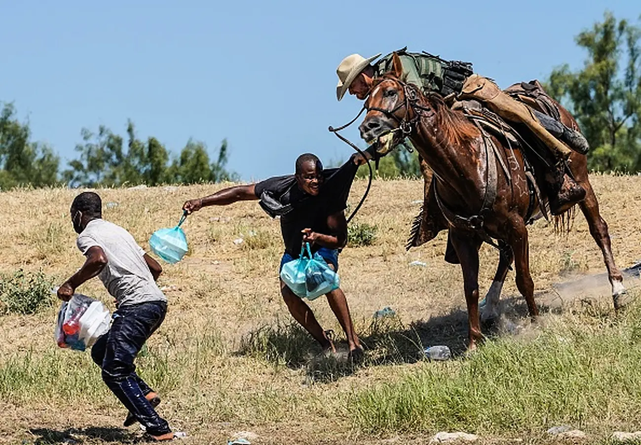 A Us Border Patrol Agent Tries To Stop A Haitian Migrant From Entering An Encampment On The Banks In Del Rio, Texas. Photo: Paul Ratje/Afp Via Getty Images