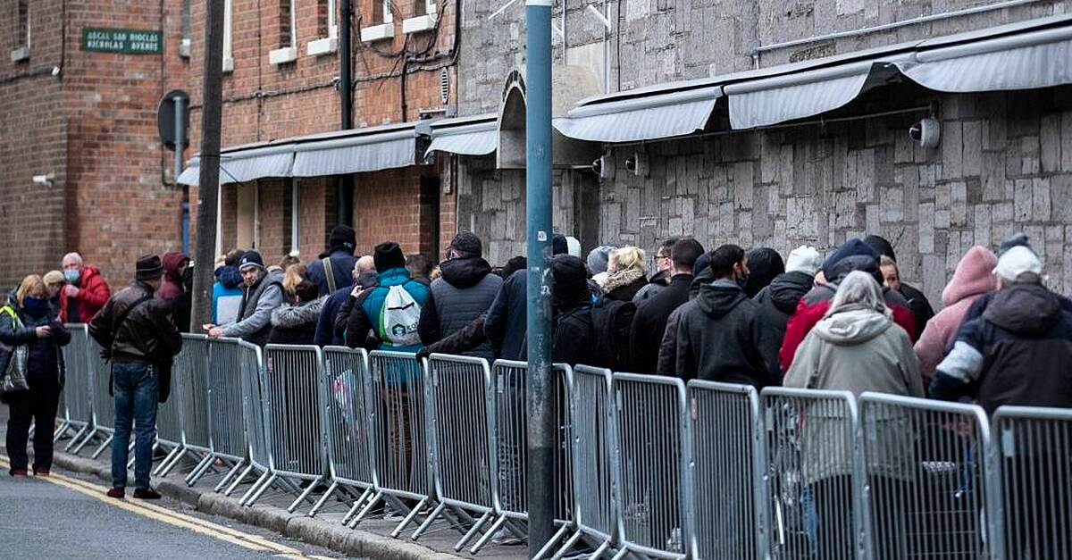 Over 3,000 people queue for Christmas food vouchers in Dublin