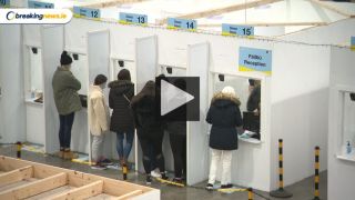 Video: Record Vaccine Rollout, Key Worker Isolation Plans, Christmas Shopping Rush