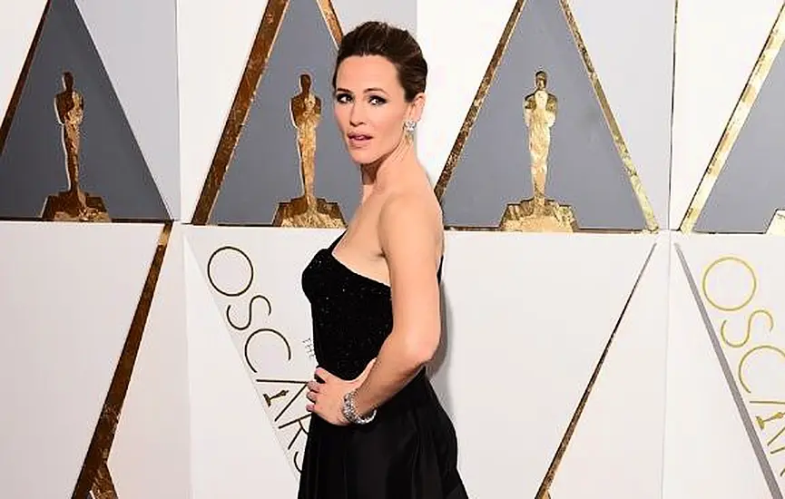 Jennifer Garner Almost Sets Kitchen On Fire In Instagram Cooking Video