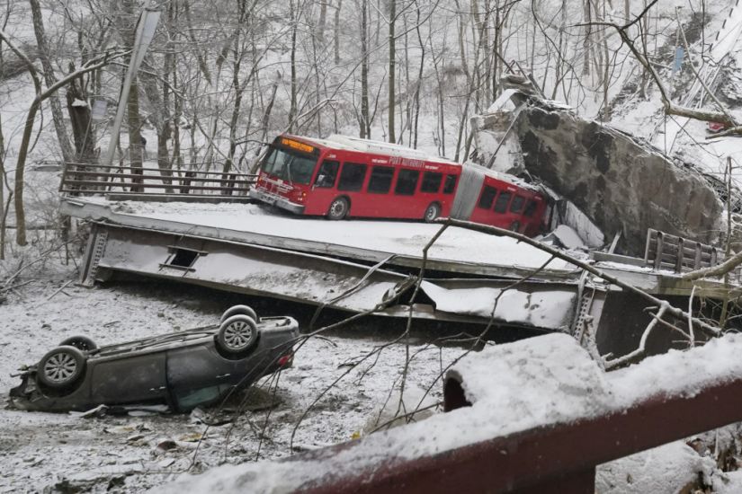 Human Chain Formed To Rescue Bus Passengers After Us Bridge Collapse