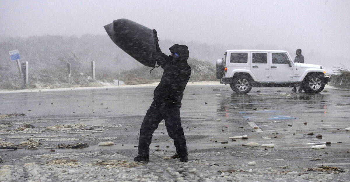 Winter storm lashes US east coast with deep snow and high winds