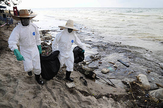 Favourable Weather And Clean-Up Keep Oil Slick Away From Thai Resort Island