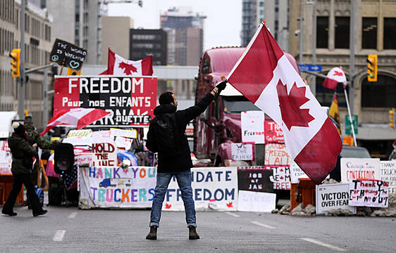 Police Move In On Protesters At Key Us-Canada Border Crossing