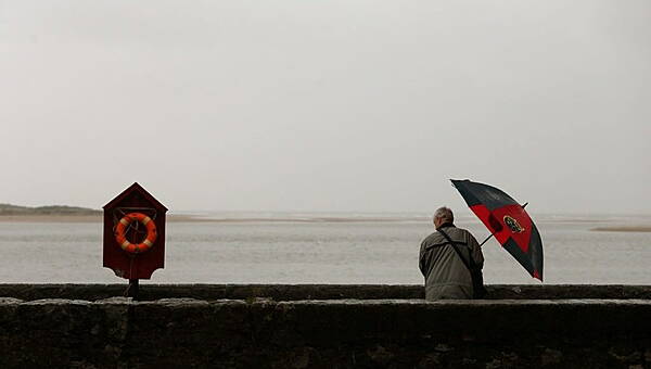 Waterford News and Star — Car crashes through barrier before falling 40 feet onto Dublin beach - Vimarsana News