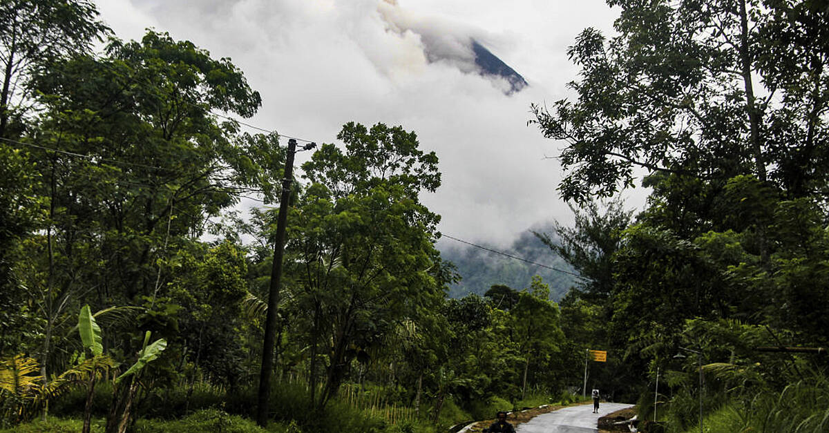 Hundreds Flee As Indonesian Volcano Erupts