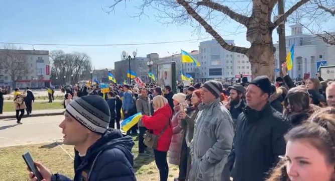 Ukrainians Protest On Streets Of Russian-Occupied City Of Kherson