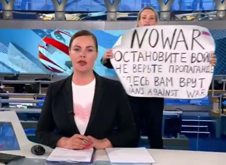 State Tv Protester Tells Russians: Open Your Eyes To Ukraine War Propaganda