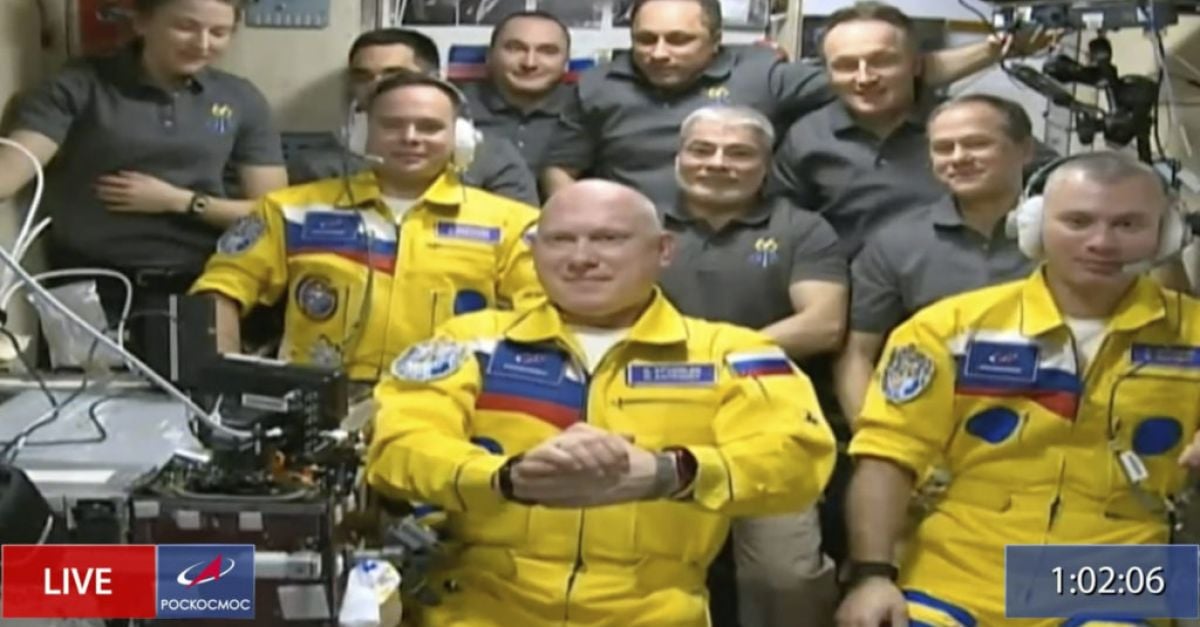 La Russie se moque de l’idée que les astronautes portaient du jaune pour soutenir l’Ukraine