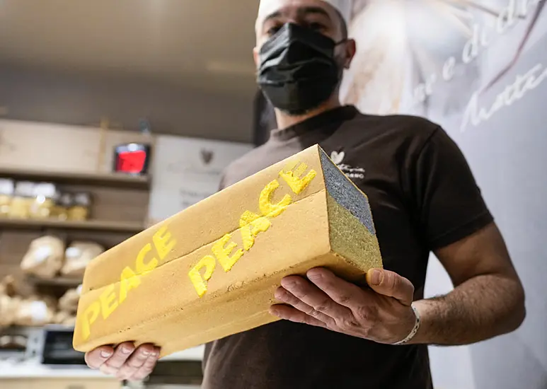 Italian Baker Makes Loaves In Ukrainian Colours For Refugees