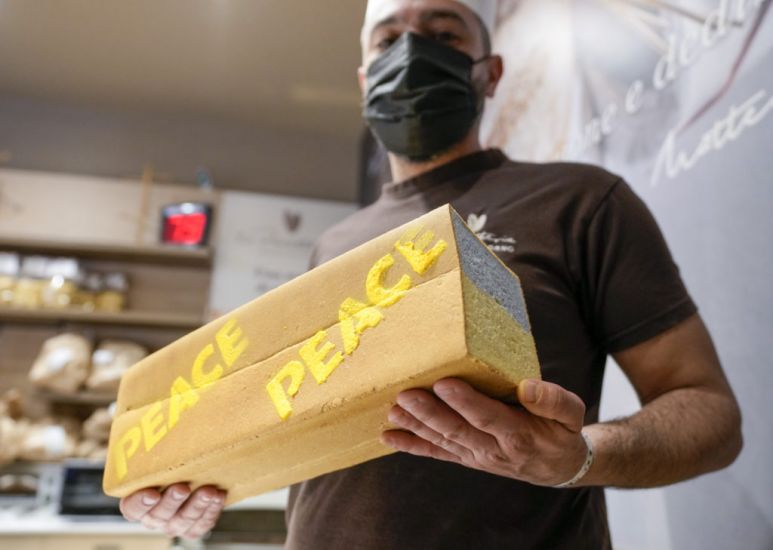 Italian Baker Makes Loaves In Ukrainian Colours For Refugees