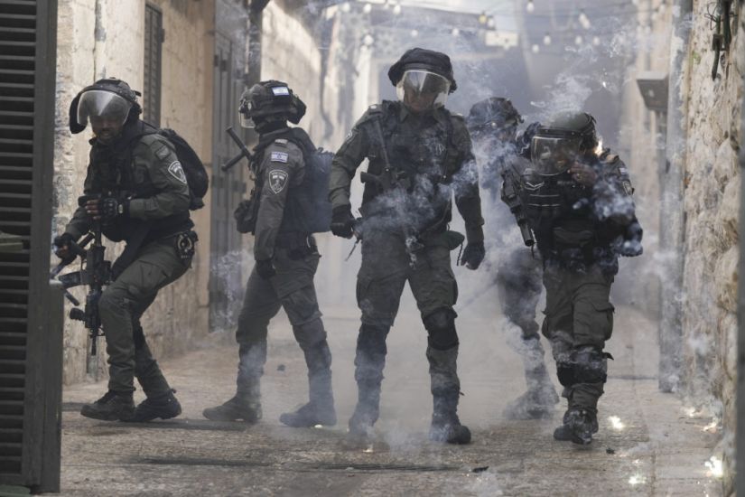 Clashes Erupt Again Near Flashpoint Jerusalem Holy Site