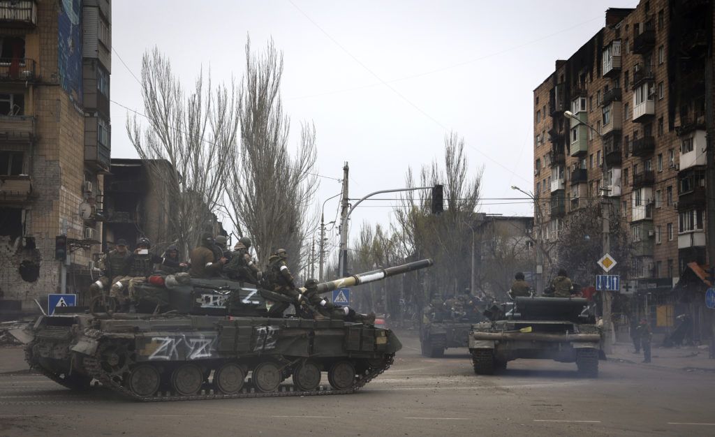 Rus yanlısı güçler, kuşatma altındaki Ukrayna tesisinden 50 kişinin daha tahliye edildiğini söyledi