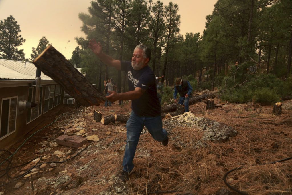 New Mexico sakinleri orman yangını kapanırken kaçmaya hazırlanıyor