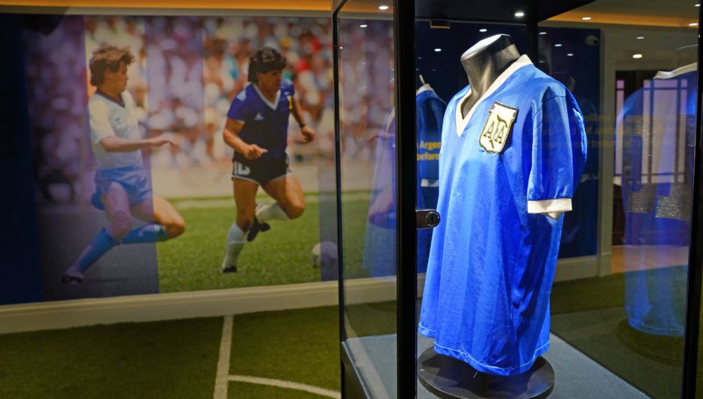 Diego Maradona'nın 'Hand of God' gömleği açık artırmada 8,4 milyon Euro'ya satıldı