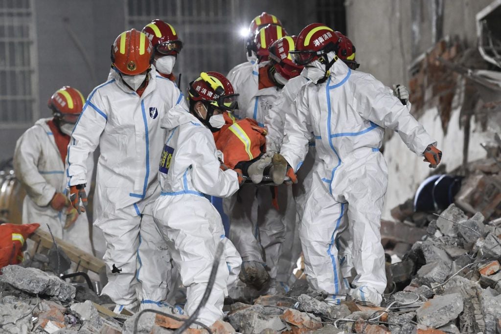 Survivor, Çin'deki bina çöküşünden neredeyse altı gün sonra bulundu