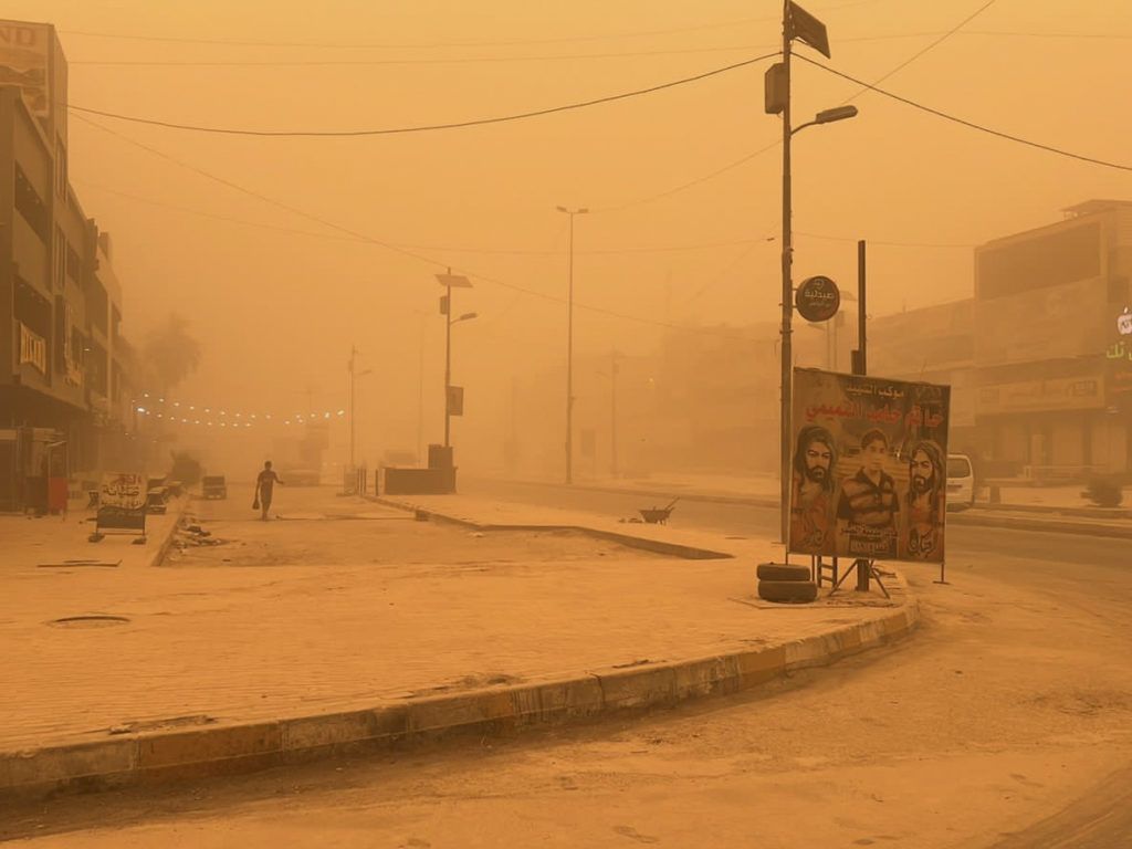 Birçok Iraklı nefes almakta zorlanırken, kum fırtınası uçuşları askıya aldı