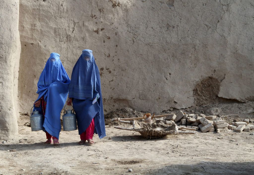 Afganistan'da Taliban liderleri kadınlara toplum içinde burka giymelerini emretti
