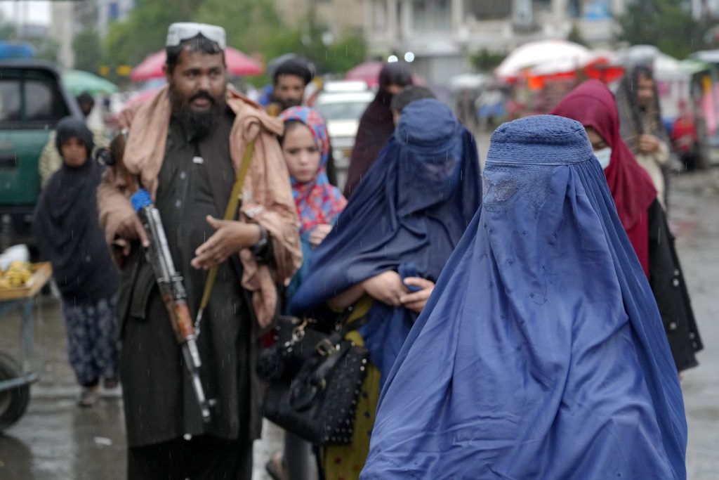 Taliban, Afganistan'daki kadınlara halka açık yerlerde burka giymelerini emretti
