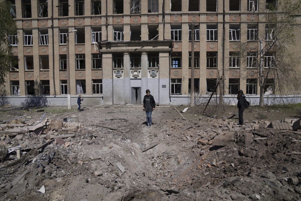 Batılı yetkililer, Rus bombasının okulu yerle bir etmesinden sonra Ukrayna'yı ziyaret etti