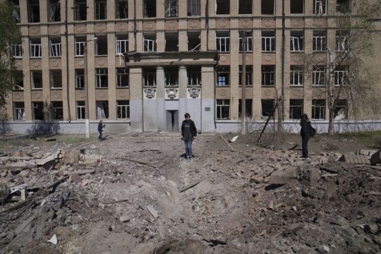Western Officials Visit Ukraine After Russian Bomb Flattens School