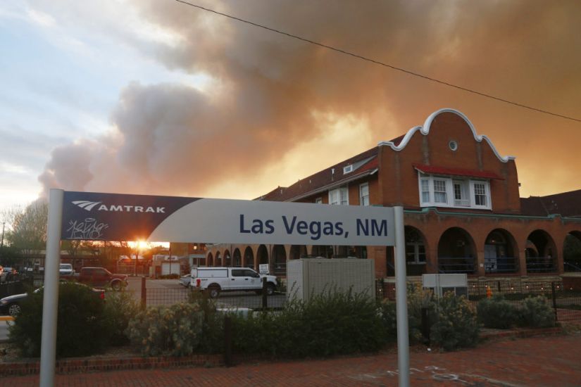 Strong Winds Batter New Mexico, Complicating Wildfire Fight