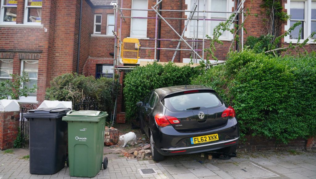 Araba, Boris Johnson'ın güney Londra konağının bahçesine çarptı