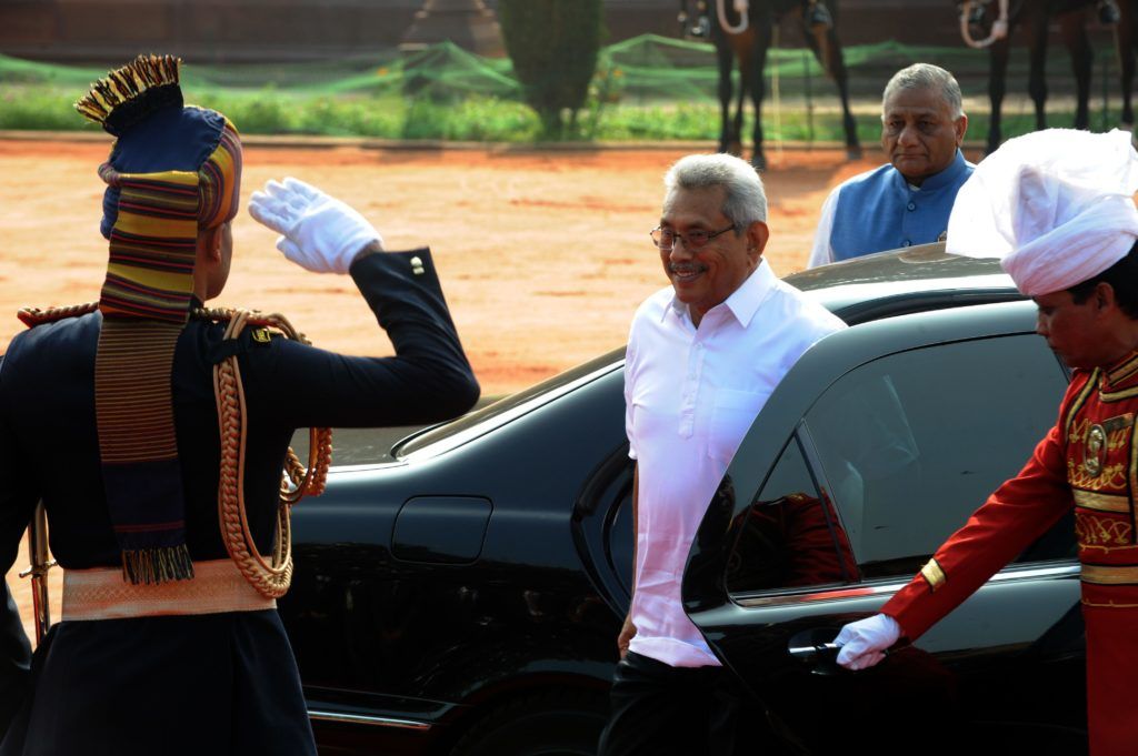 Sri Lanka Devlet Başkanı, yetkilerini devretmeye ve başbakanı atamaya söz verdi