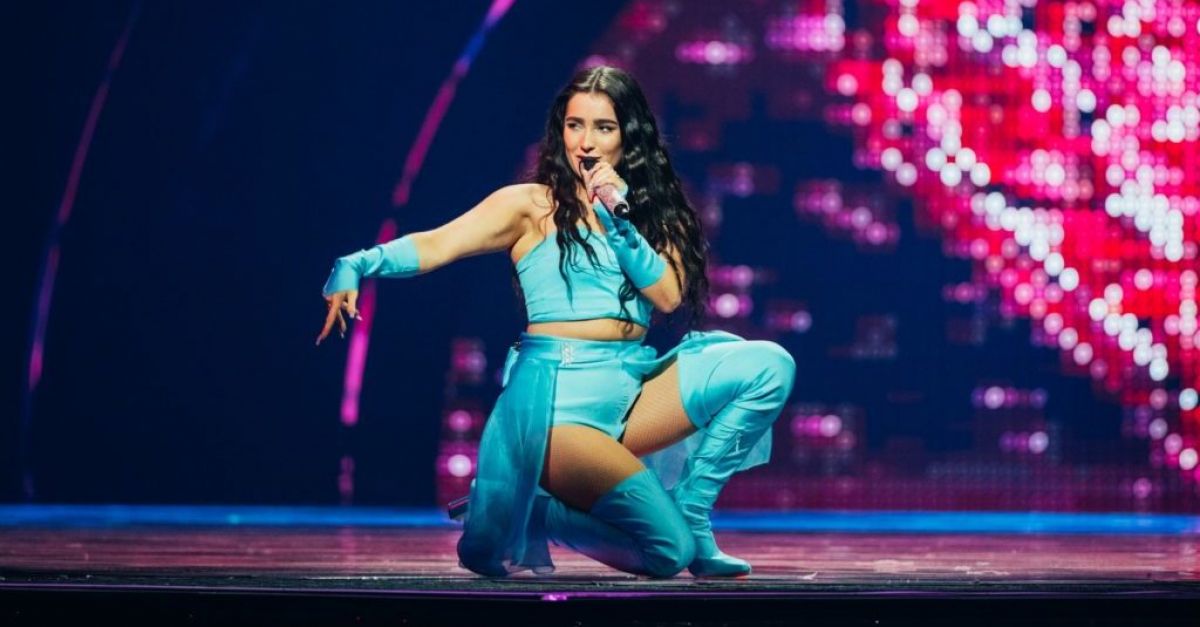 Brooke Scullion offre una vivace performance pop nella semifinale dell'Eurovision