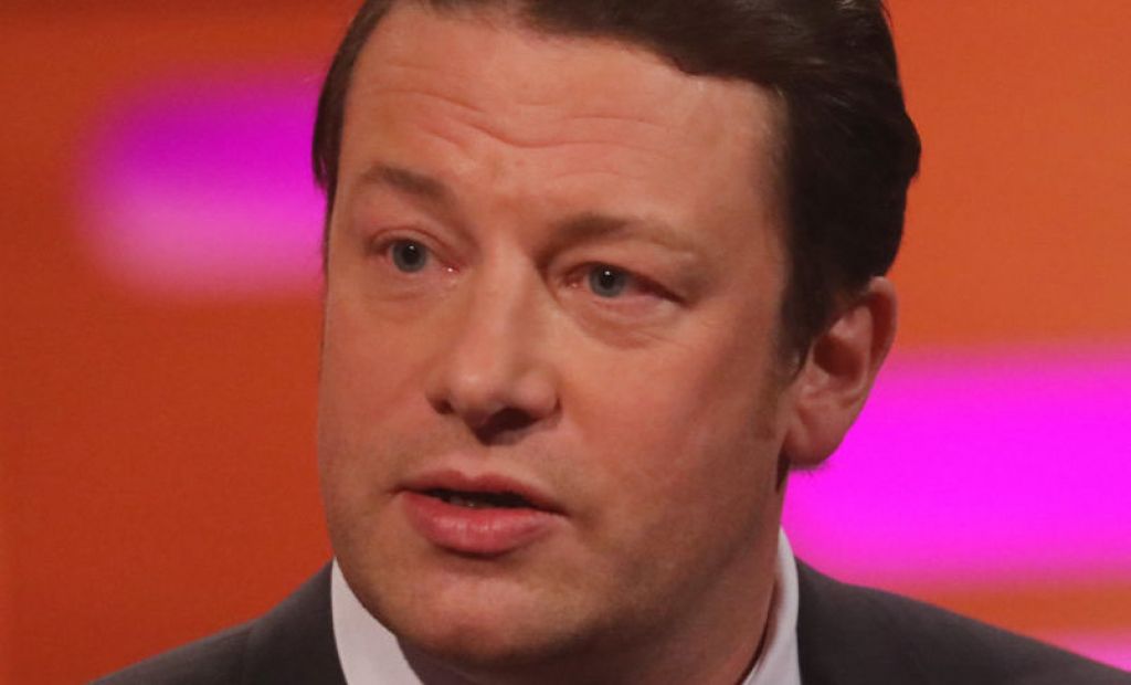 Jamie Oliver, İngiltere'de abur cubur reklamlarına yönelik yasağın ertelenmesinin obezite stratejisini aşındırdığını söylüyor