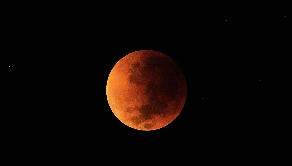 Super Blood Moon Delights Skygazers