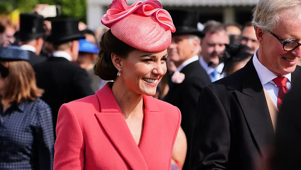 Kate Delights At Sunsoaked Buckingham Palace Garden Party