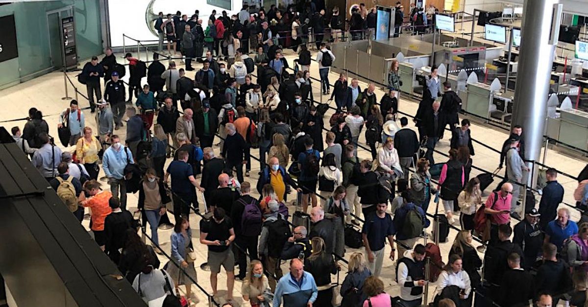 Пассажиры выстраиваются в очередь у терминалов в аэропорту Дублина, поскольку 50 000 человек путешествуют за границу.