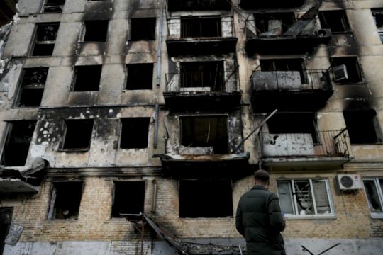 Russia Squeezes Ukrainian Strongholds In East