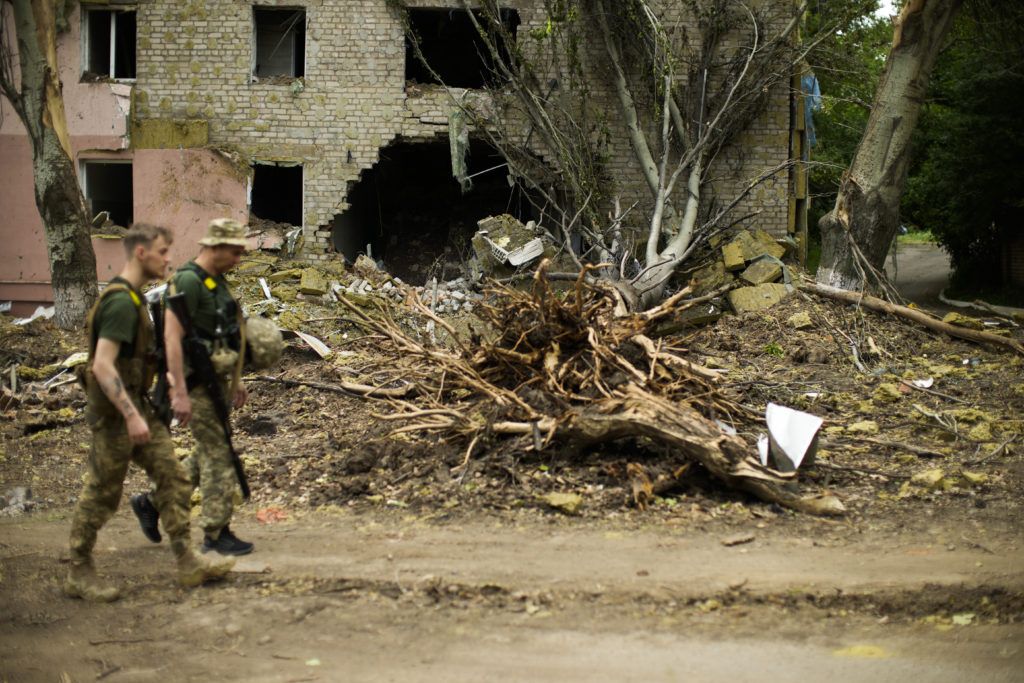 Rus birlikleri doğu Ukrayna bombardımanlarının ortasında şehri bastı