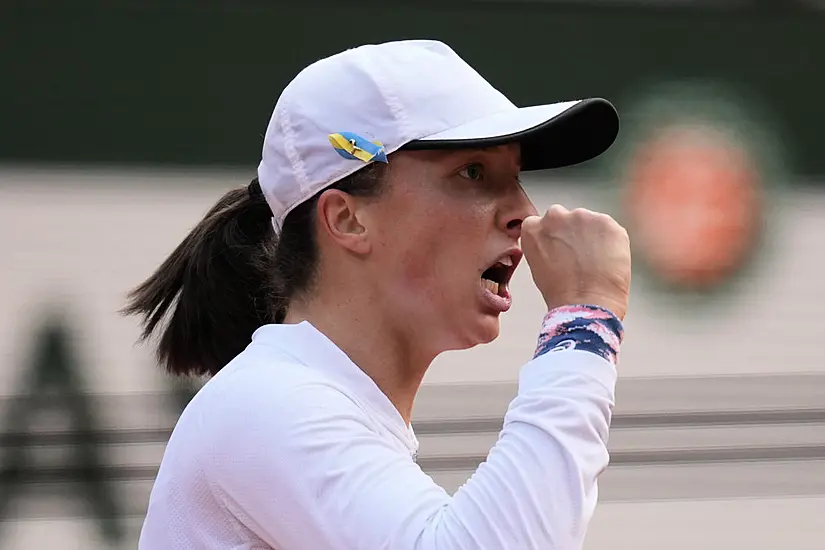 Iga Swiatek Recovers From Rare Dropped Set To Reach French Open Quarter-Finals