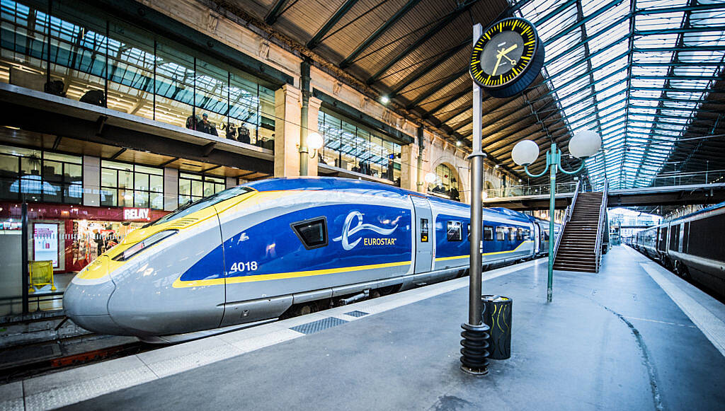 Eurostar müşterileri, Londra'daki St Pancras'ın dışında büyük kuyrukta saatlerce bekliyor