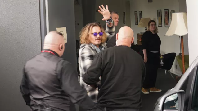 Johnny Depp Mobbed By Fans In Glasgow Following A Week Of Uk Tour Dates
