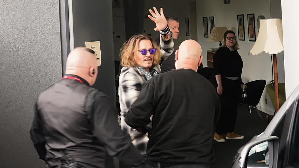 Johnny Depp Mobbed By Fans In Glasgow Following A Week Of Uk Tour Dates