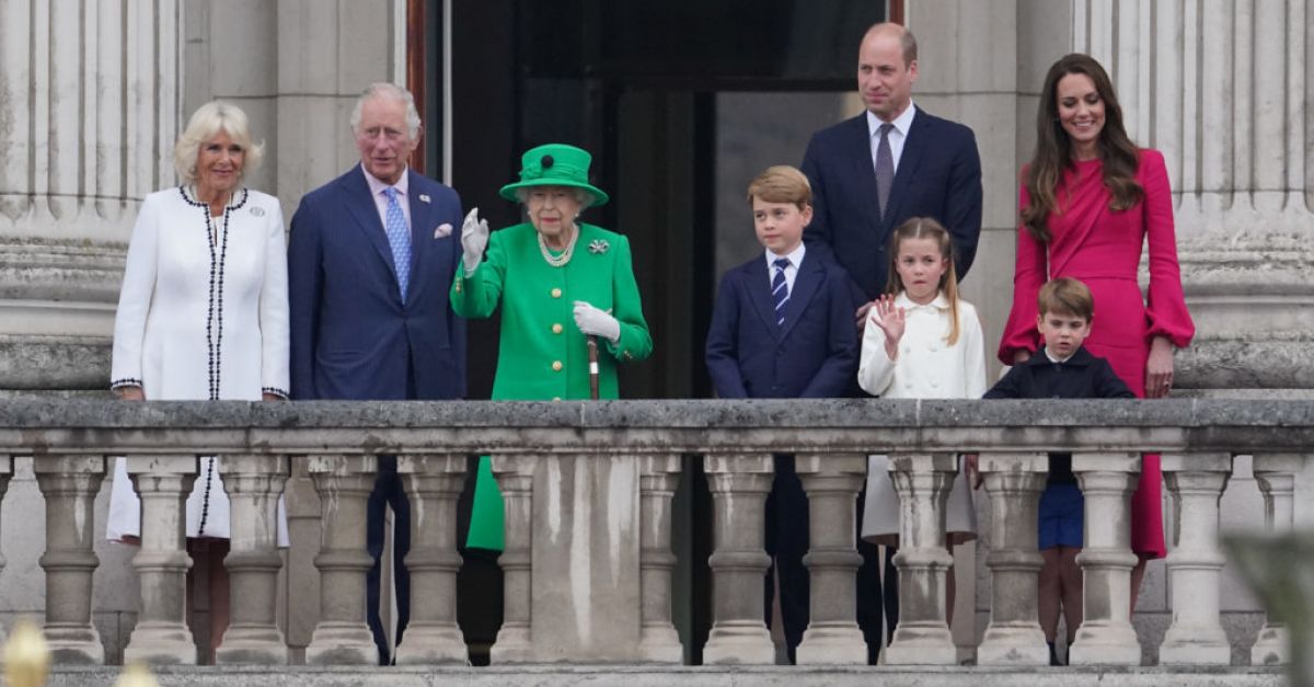 La reine d’Angleterre apparaît sur le balcon à la fin des célébrations du jubilé