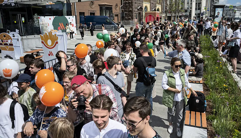 Crowds Flock To Former Mcdonald’s Outlet In Moscow As It Reopens Under New Name