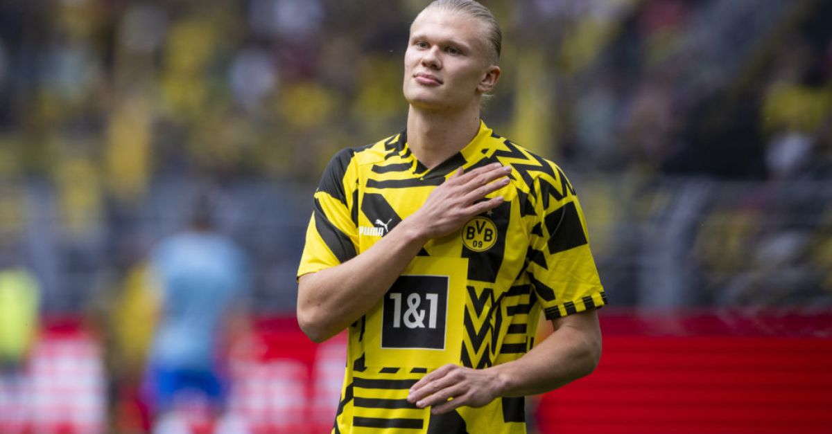 Erling Haaland arrives in Manchester with Borussia Dortmund squad