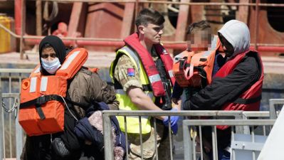 444 Refugees Brought Ashore After Attempting To Cross English Channel