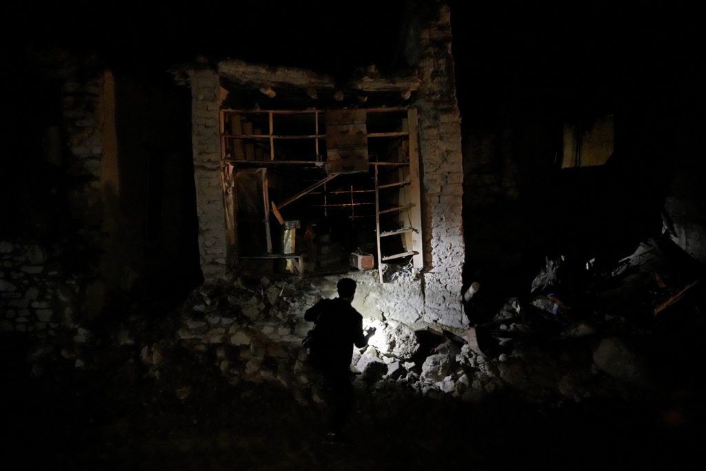 Afganistan depreminde 1000 kişi öldükten sonra hayatta kalanlar elle kazıyor