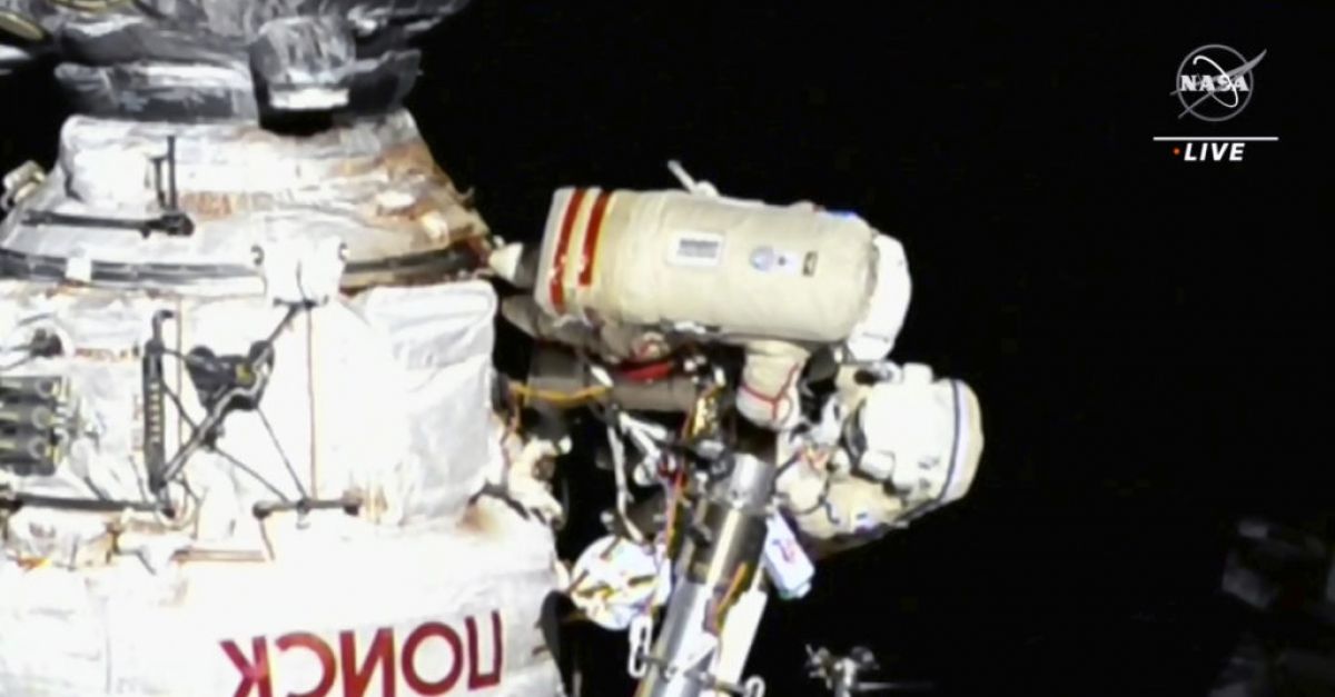 Итальянский космонавт и российский космонавт вышли в открытый космос